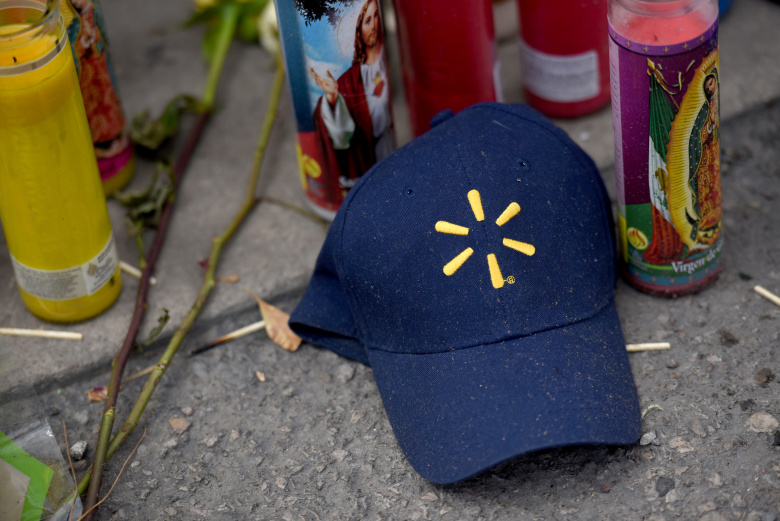 Цветы в память жертвам перестрелки Walmart на западе Техаса. Фото: Callaghan O'Hare / Reuters