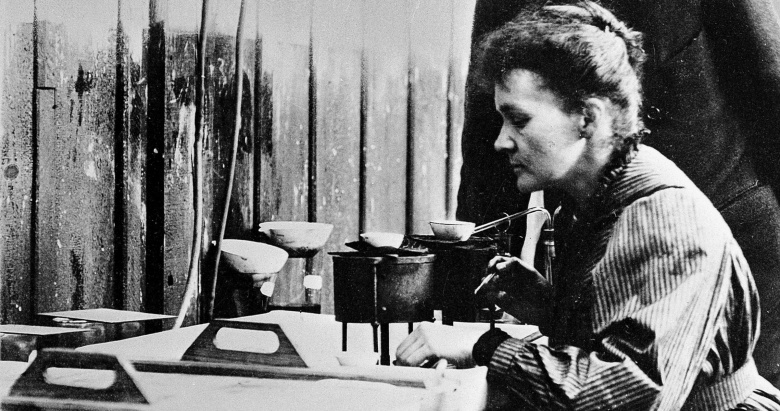 Мария Кюри в своей лаборатории. Фото: wellcomeimages.com