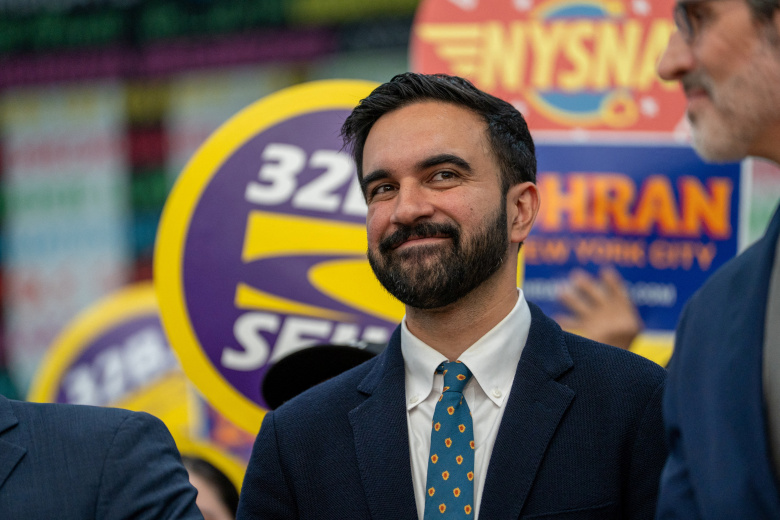 Кандидат в мэры Нью-Йорка Зохран Мамдани на пресс-конференции.