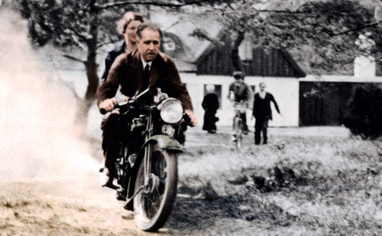 Нильс Бор с женой катаются на мотоцикле, принадлежащем Георгию Гамову. Фото Г. Гамова, середина 1940-х гг.