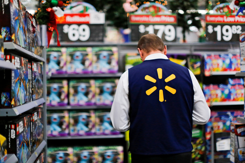 Работник Walmart. Фото: Eduardo Munoz / Reuters