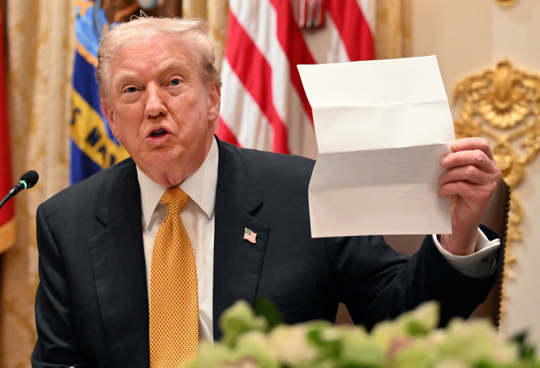 Президент США Дональд Трамп со списком законопроектов в Белом Доме