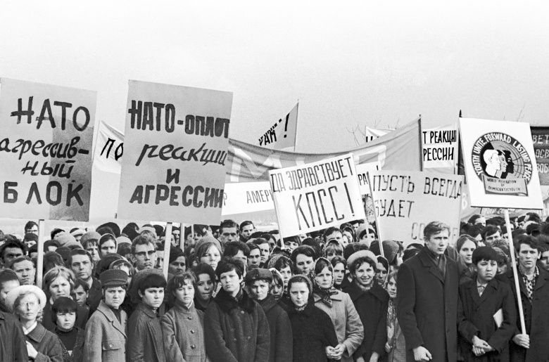 Молодежный митинг протеста против агрессивной политики НАТО в Европе, 1969 год