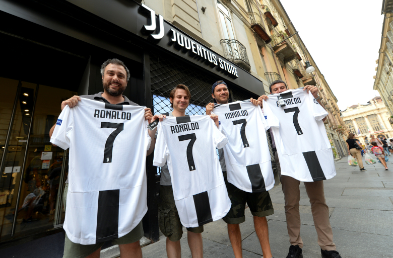 Фанаты Ювентуса с футболками с номером Роналду. Фото: Massimo Pinca / Reuters