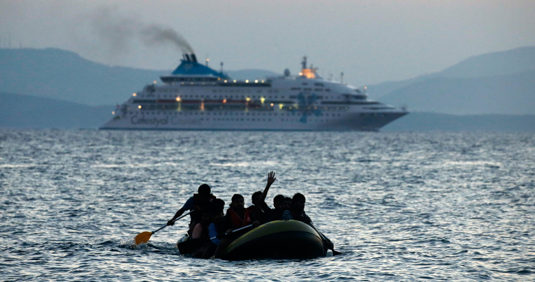 Мигранты из Пакистана пересекают Эгейское море.