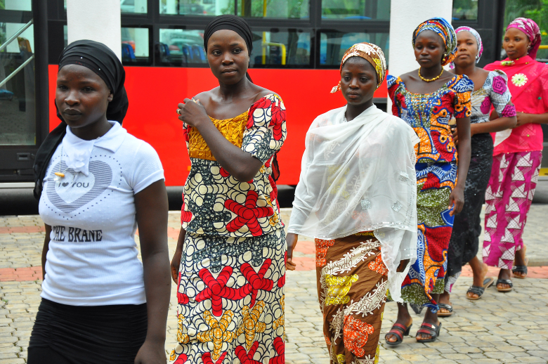 Девушки, освобожденные из лагеря «Боко харам», прибывают на встречу с президентом Нигерии Гудлаком Джонатаном.