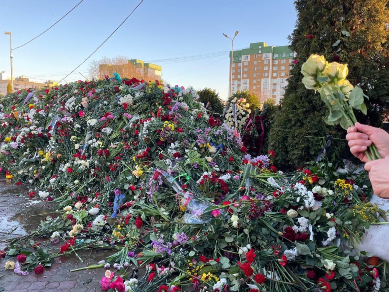 Гора цветов на могиле Алексея Навального, 3 марта 2024 года