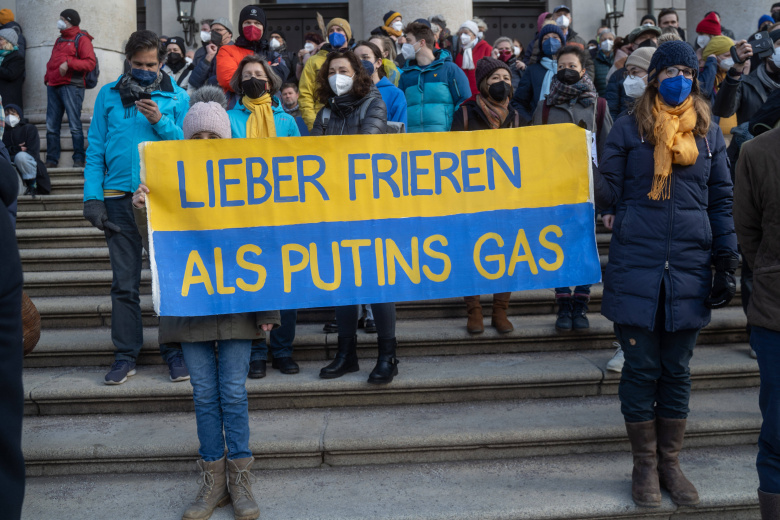 Мюнхен, 27 февраля 2022 года. Надпись на украинском флаге: «Лучше замерзнуть, чем путинский газ». Фото: Max Ludwig / mufkinphotos - aai / Global Look Press