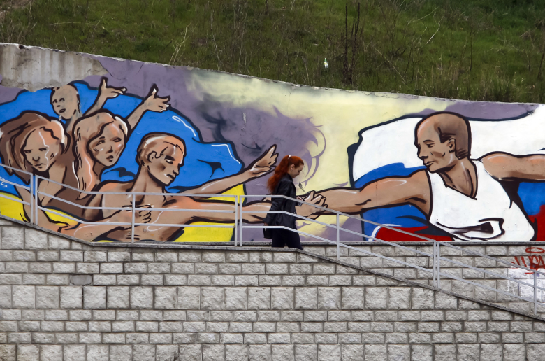 Граффити на стене в Симферополе. Фото: Shamil Zhumatov / Reuters
