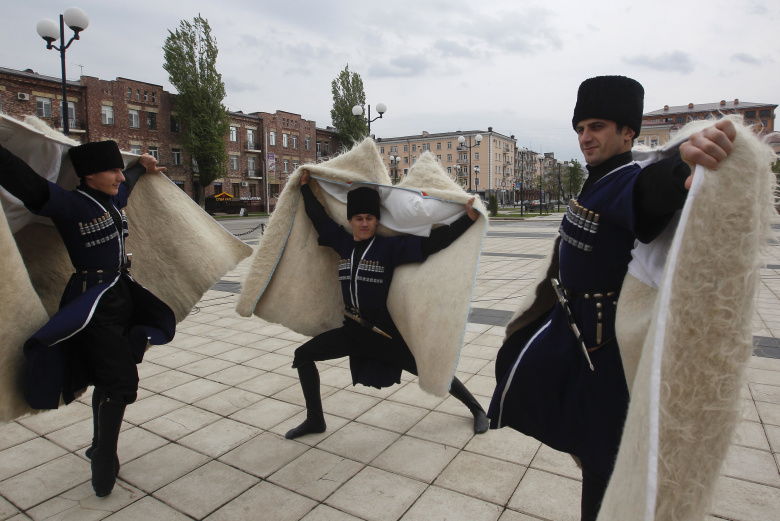 Танцоры исполняют чеченские танцы на одной из улиц Грозного