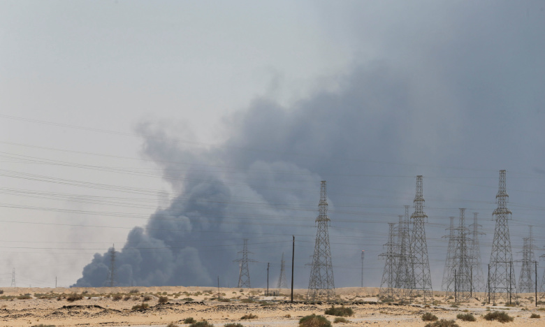 Дым от пожара на нефтяном заводе в Абкаике, Саудовская Аравия, 14 сентября 2019 года. Фото: Reuters