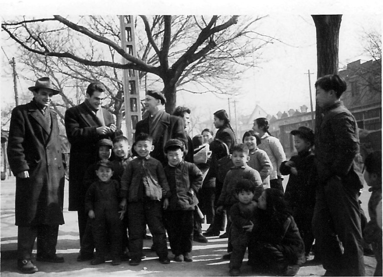 Владимир Скосырев (крайний слева) и другие советские студенты общаются с китайским народом. Пекин, 1958 год.