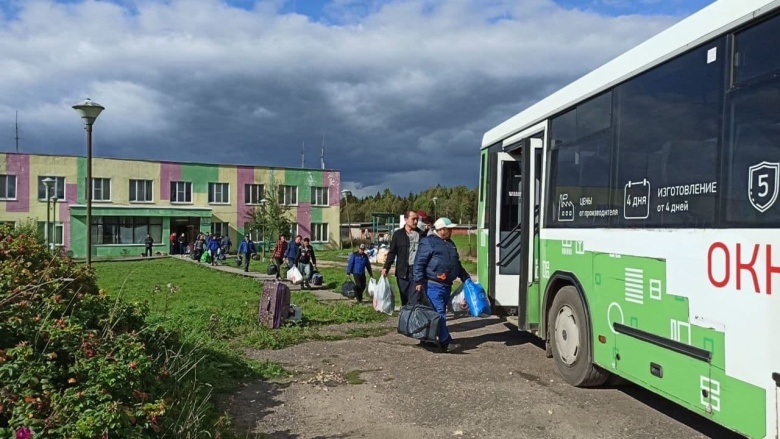 Мигранты покидают общежитие в Бужаниново