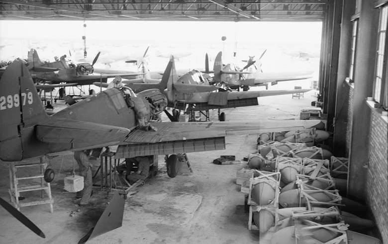 Сборка американских истребителей Curtiss P-40, предназначенных для ВВС Красной армии (завод в Иране, 1943). Всего в СССР было поставлено по ленд-лизу 2243 "кёртиса"