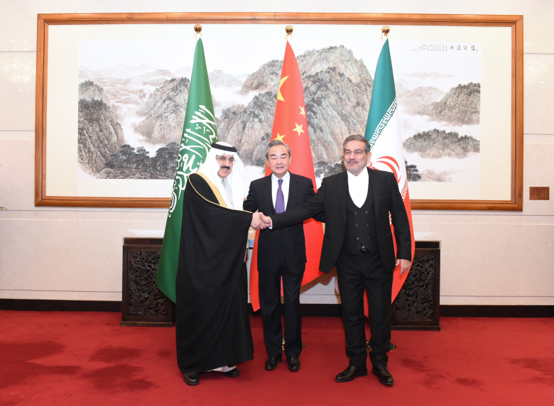 Главы делегаций Саудовской Аравии, Китая и Ирана на переговорах