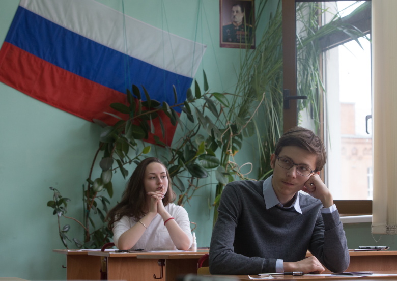 Школьники на ЕГЭ по математике в гимназии №1540, Москва.
