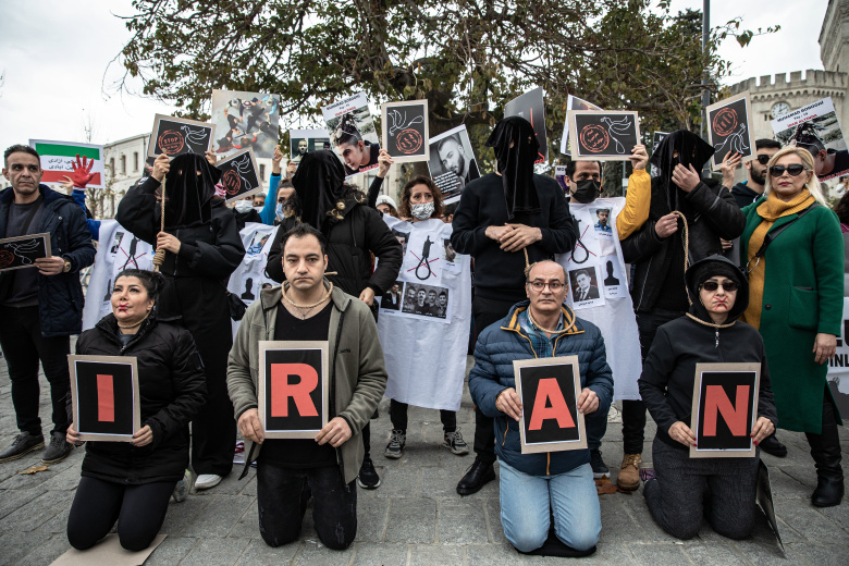 Инсценировка казни в знак солидарности с иранскими протестующими. 10 декабря 2022 года, Стамбул, Турция