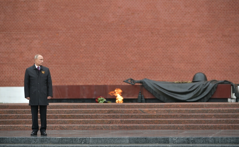 Владимир Путин на церемонии возложения цветов к Могиле Неизвестного Солдата. Фото: kremlin.ru