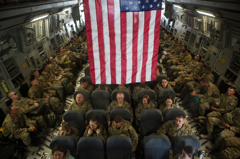 Американские солдаты ждут отправления домой с базы Баграм, Афганистан. 2014.