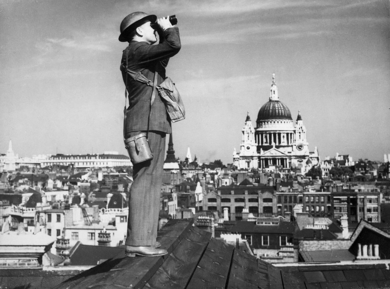 Наблюдатель на крыше лондонского дома во время "Блица" (1940-1941)