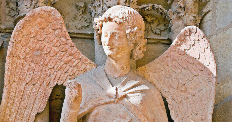 Улыбающийся ангел  — скульптура XIII века на фасаде Реймсского собора. Фото: Rolf Kranz / wikipedia.org