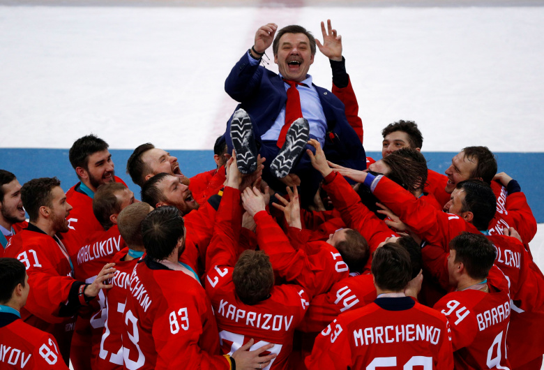 Хоккейная сборная Олимпийских атлетов из России празднует победу. Фото: Brian Snyder / Reuters