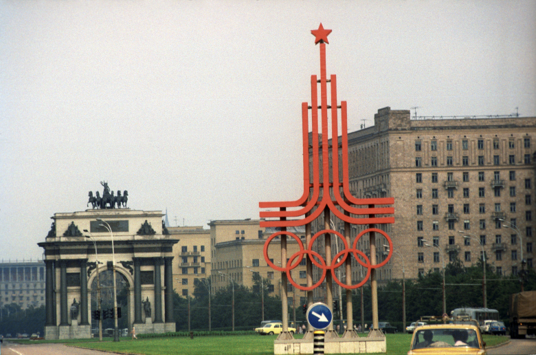 Эмблема Олимпиады-80 на Кутузовском проспекте. Фото: Роман Денисов / ТАСС