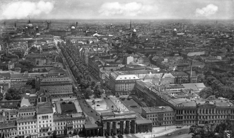 Сад чудовищ: Берлин 1930-х годов. В центре кадра — отель "Адлон" на улице Унтер-ден-Линден