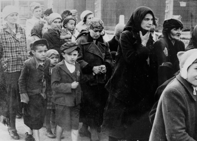 Венгерские евреи на пути в газовые камеры Освенцим-Биркенау. Фото: Yad Vashem Photo Archives