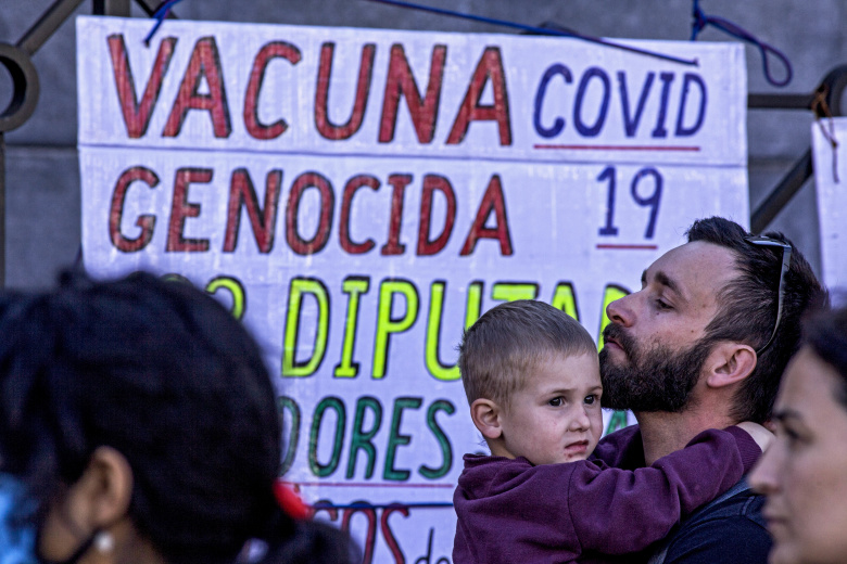 Люди протестуют против вакцинирования, Буэнос-Айрес, Аргентина. Фото: Roberto Almeida Aveledo / ZUMA Wire / TASS