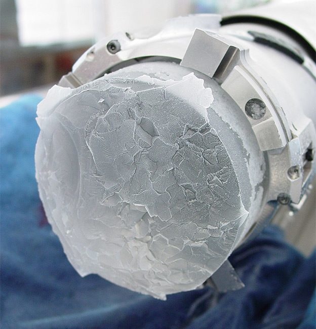 Ледяной керн, добытый во время экспедиции EPICA. Фото: Laurent Augustin, CNRS/LGGE