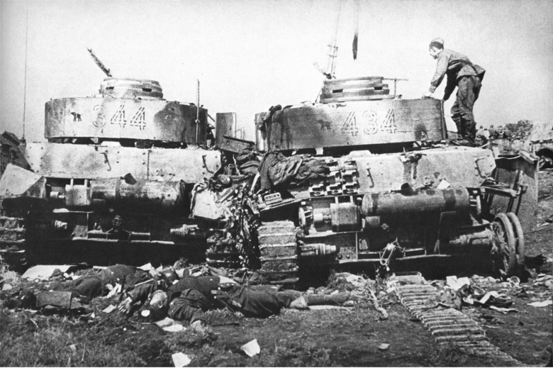 Советский солдат осматривает подбитые танки Pz-IV 20-й танковой дивизии в окрестностях Бобруйска. Фото: wikipedia.org