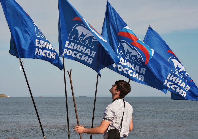 Флаги с эмблемой партии "Единая Россия" в порту города Керчь