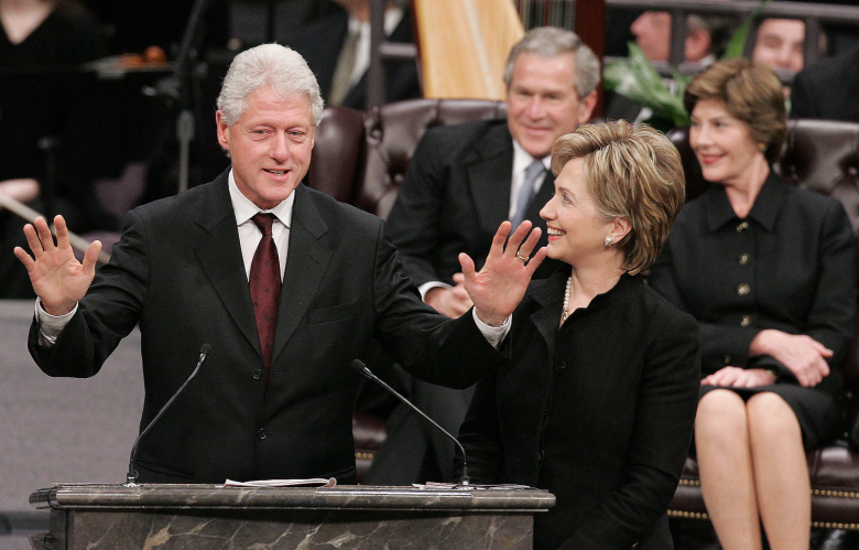 Бывший президент США Билл Клинтон и его жена, сенатор Хиллари Клинтон, президент США Джордж Буш и первая леди Лора. 7 февраля 2006 г.
