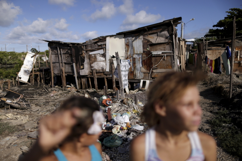 Дети около своих домов в городе Ресифи, Бразилия. Фото: Ueslei Marcelino / Reuters
