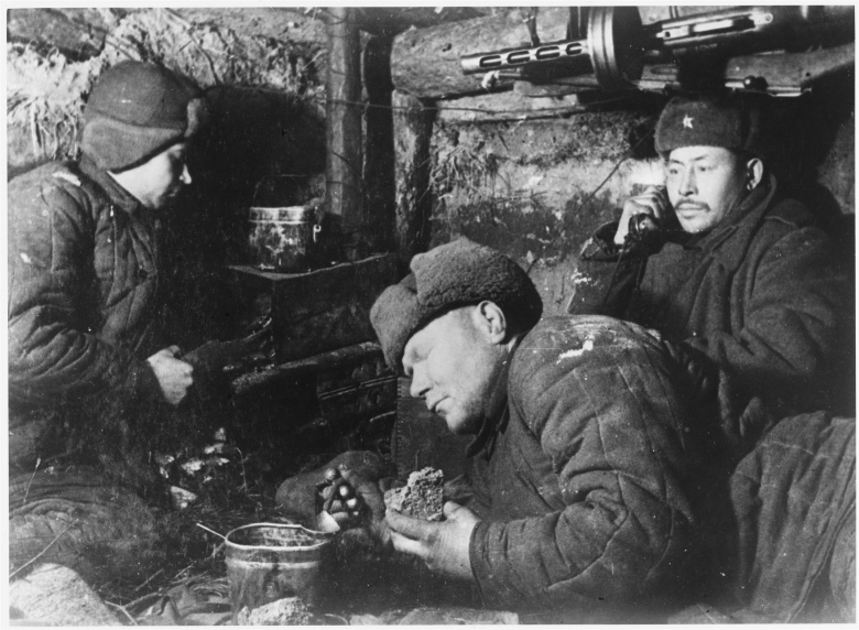 Советские солдаты едят американское консервированное мясо, поставленное по ленд-лизу. Снимок сделан примерно в 1944 году
