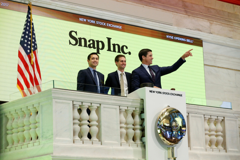 Эван Шпигель (в центре) на Нью-Йоркской фондовой бирже. Фото: Lucas Jackson / Reuters