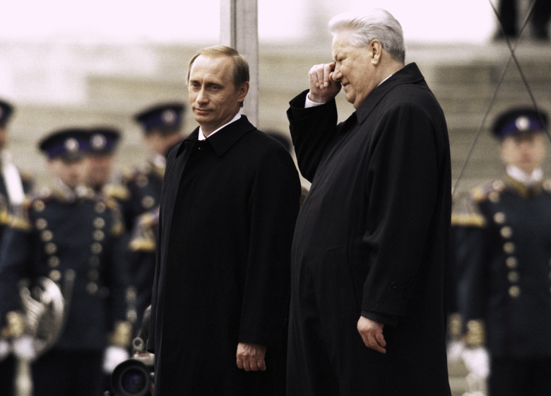Владимир Путин и Борис Ельцин на Красном крыльце в день инаугурации Владимира Путина.