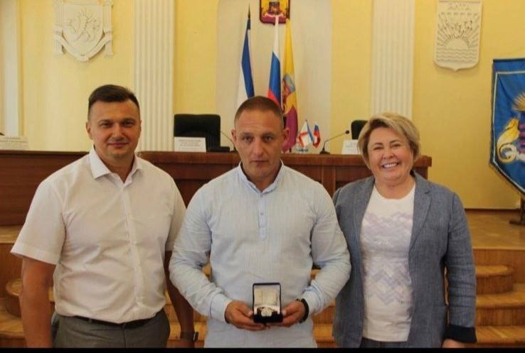 Спецназовец крымского ополчения Кирилл Гонтаренко (в центре) на награждении