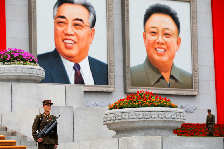 Портреты бывших лидеров Северной Кореи Ким Ир Сена и Ким Чен Ира в Пхеньяне. Фото: Damir Sagolj / Reuters