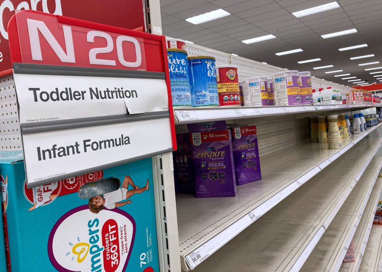 Пустые полки в отделе детского питания в магазине Target. Орландо, штат Флорида, 8 мая 2022 года