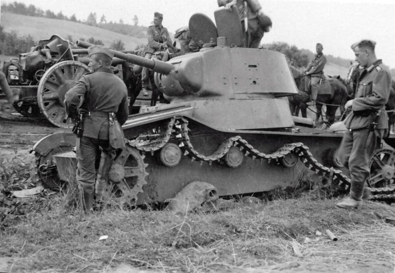 Лето 1941 года: немцы осматривают подбитый советский танк Т-26.