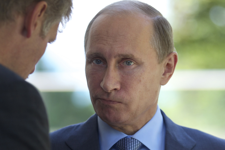 Владимир Путин и Дмитрий Песков. Фото: Ivan Sekretarev / Reuters