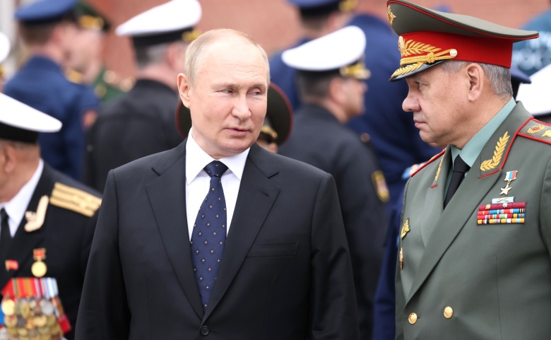 Владимир Путин и министр обороны РФ Сергей Шойгу
