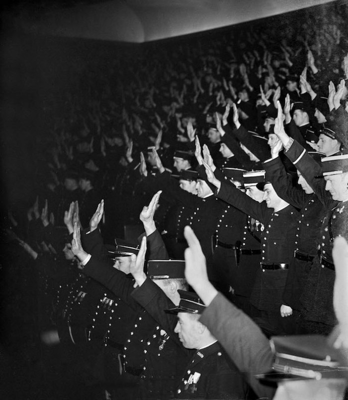 Январь 1942 года, парижские полицейские принимают присягу.