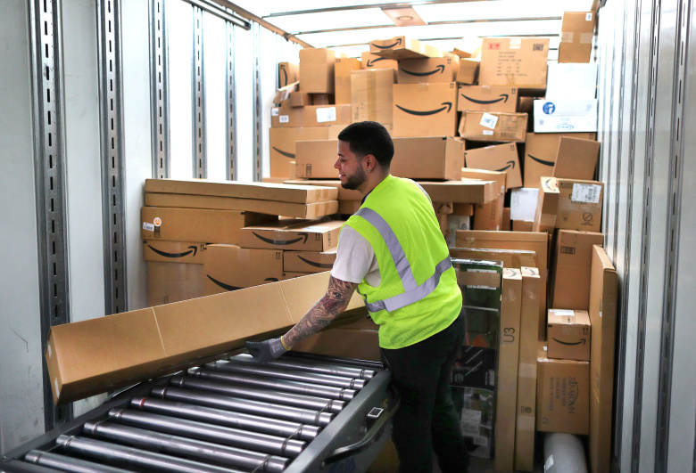 Склад Amazon в Фолл-Ривер, Массачусетс. Фото: John Tlumacki / The Boston Globe / Getty Images)