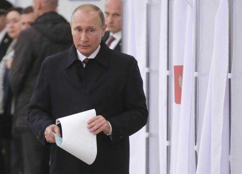 Президент России Владимир Путин на одном из избирательных участков в единый день голосования
