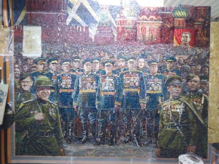 Часть мозаики храма вооруженных сил. На заднем плане - портрет Иосифа Сталина. Фото: МБХ-медиа