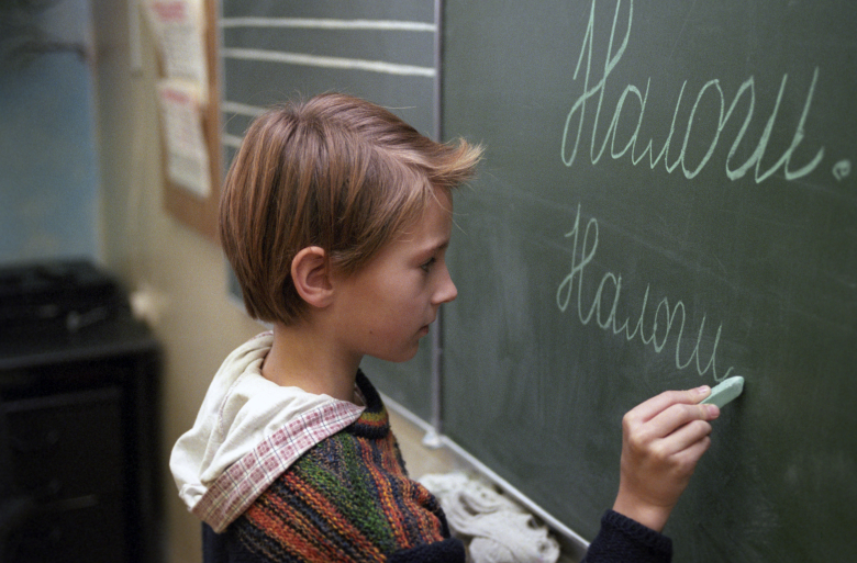 Ученица одной из московских средних школ во время урока в День знаний.