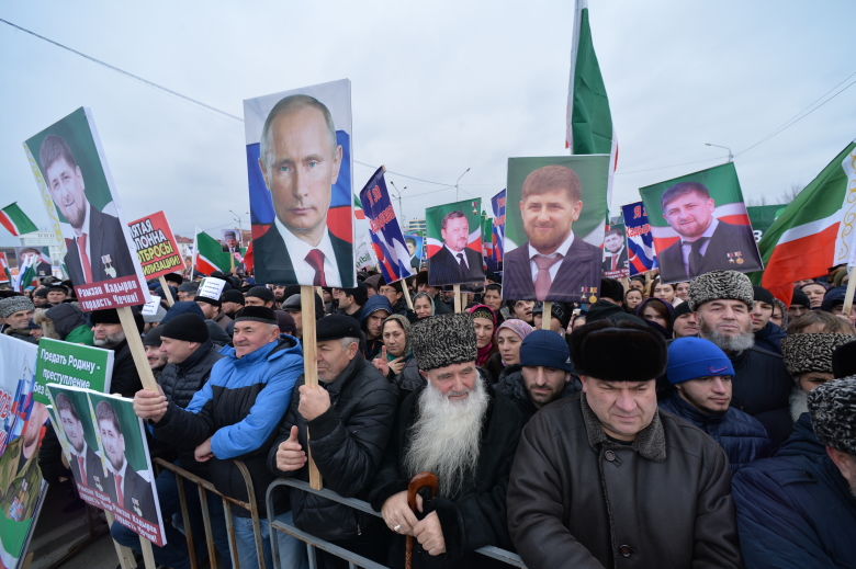 Участники митинга "В единстве наша сила" в поддержку главы Чечни Рамзана Кадырова